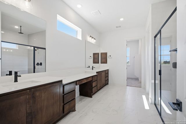 171 Pradera Ridge Drive, Floresville, TX 78114