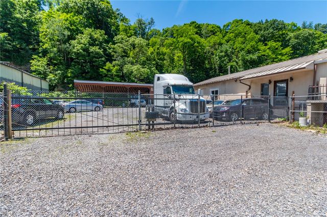 174 Sandy Creek Rd, Penn Hills, PA 15147