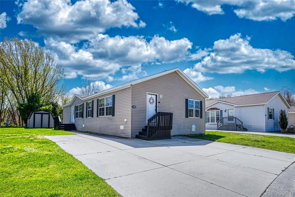 280 Pompano Court, Lapeer Township, MI 48446