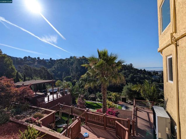 5 Besito Ave. @ Drury Rd., Oakland, CA 94705