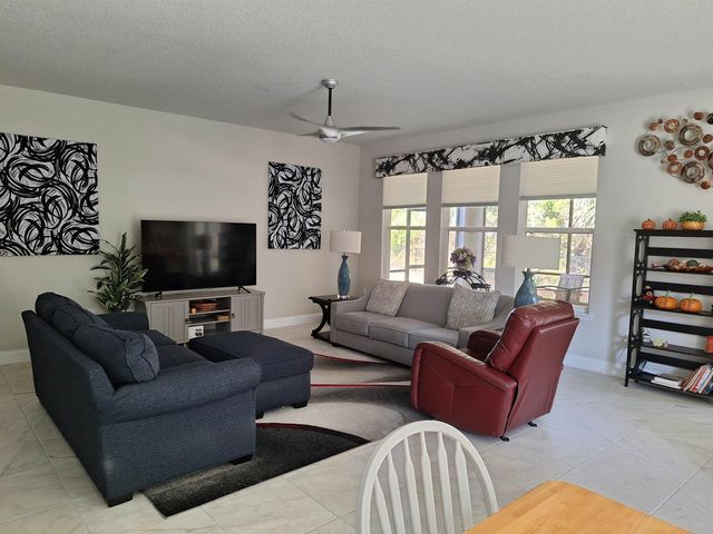 92 Whispering Pine Dr, Palm Coast, FL 32164