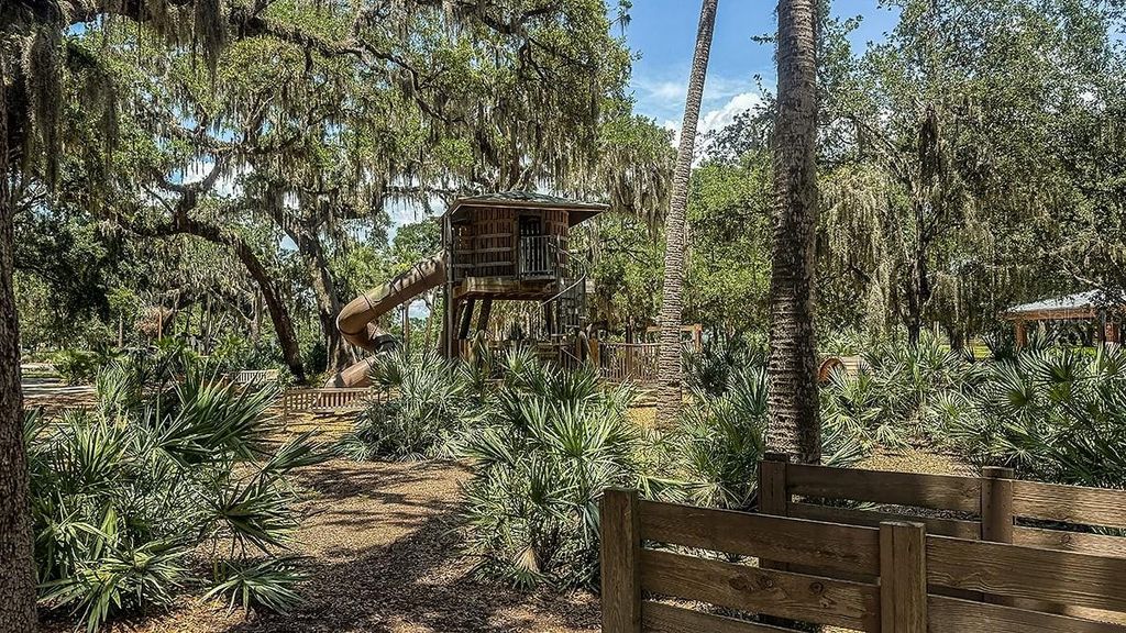 Image 30 of property listing at 7643 WATERSCAPE DRIVE, Groveland, FL 34736