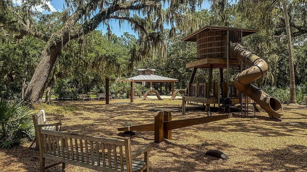 Image 32 of property listing at 7643 WATERSCAPE DRIVE, Groveland, FL 34736