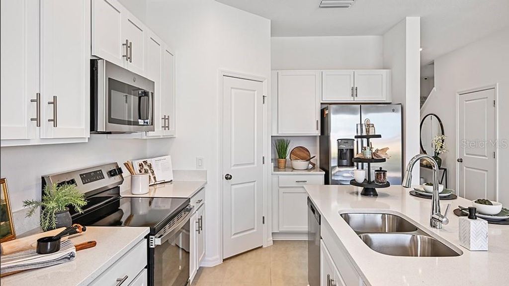 Image 7 of property listing at 7643 WATERSCAPE DRIVE, Groveland, FL 34736