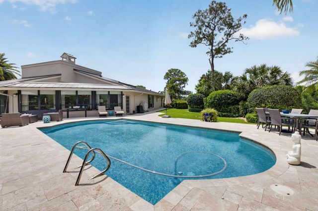 706 Foxpointe Circle, Delray Beach, FL 33445