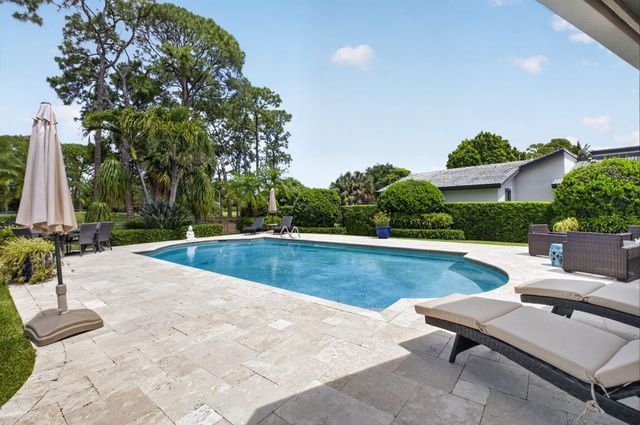 706 Foxpointe Circle, Delray Beach, FL 33445