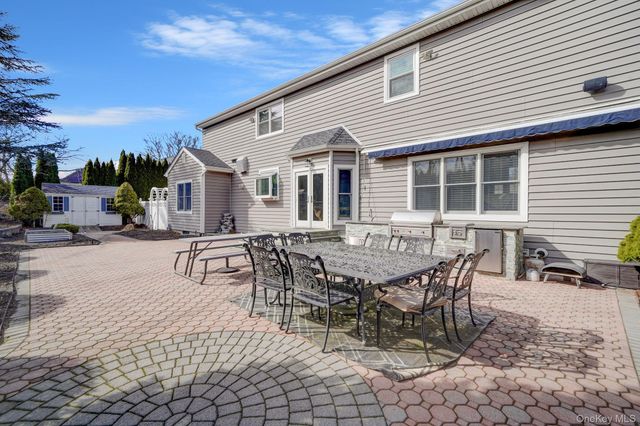 8 Kimberly Court, Manorville, NY 11949