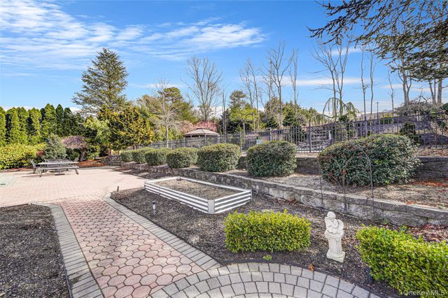 8 Kimberly Court, Manorville, NY 11949