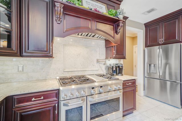 8 Kimberly Court, Manorville, NY 11949