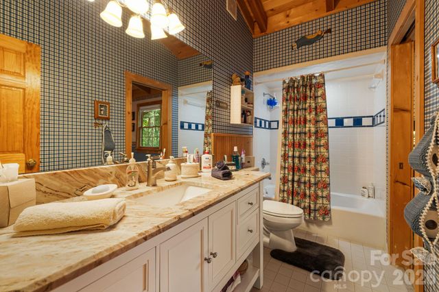 215 Goldenleaf Road, Mars Hill, NC 28754