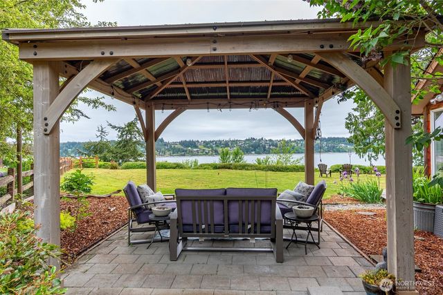 5222 East Harbor Road, Freeland, WA 98249