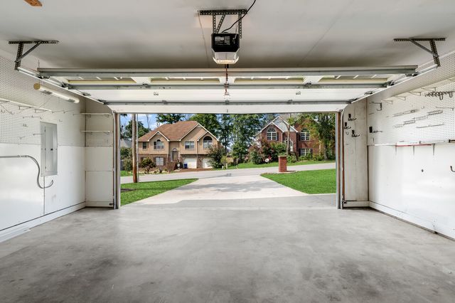616 Woodland Hills Dr, La Vergne, TN 37086