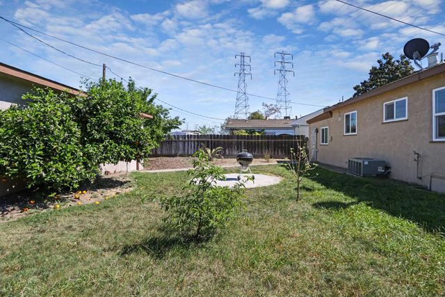 825 W Center St, Manteca, CA 95337