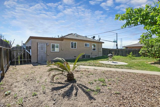 825 W Center St, Manteca, CA 95337