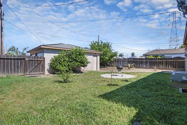 825 W Center St, Manteca, CA 95337