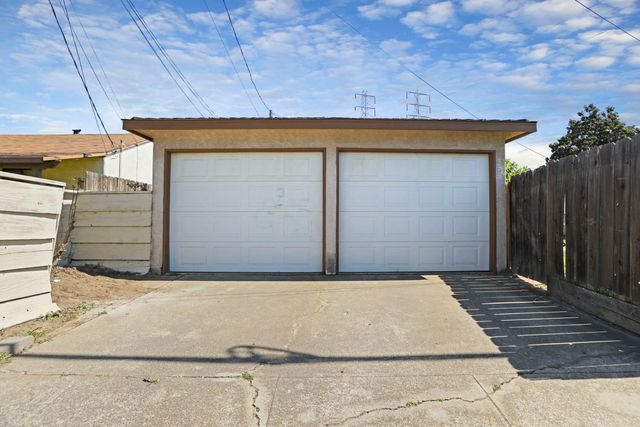 825 W Center St, Manteca, CA 95337