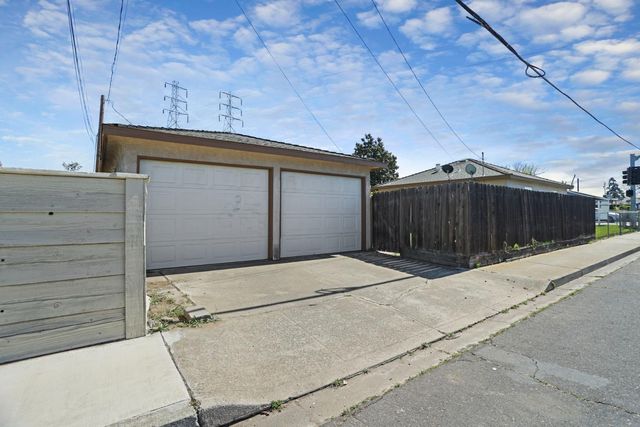 825 W Center St, Manteca, CA 95337