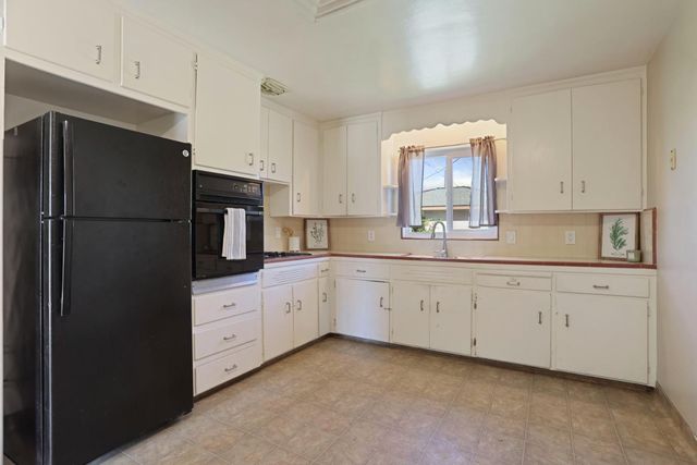 825 W Center St, Manteca, CA 95337