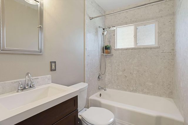 825 W Center St, Manteca, CA 95337