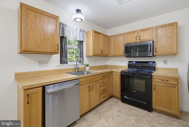 15 DEEP HOLLOW LN, Lancaster, PA 17603
