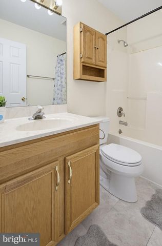 15 DEEP HOLLOW LN, Lancaster, PA 17603