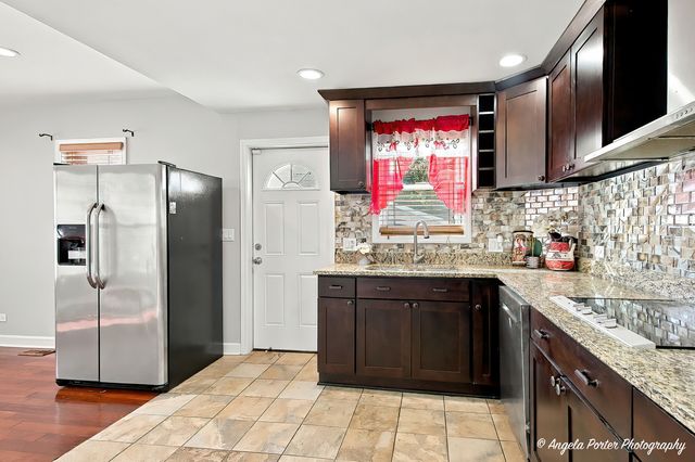 407 4th Street, Waukegan, IL 60085