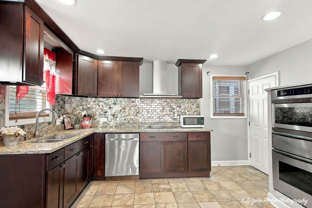 407 4th Street, Waukegan, IL 60085