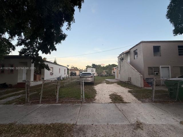 3090 NW 33rd St, Miami, FL 33142