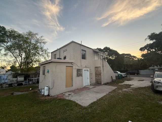 3090 NW 33rd St, Miami, FL 33142