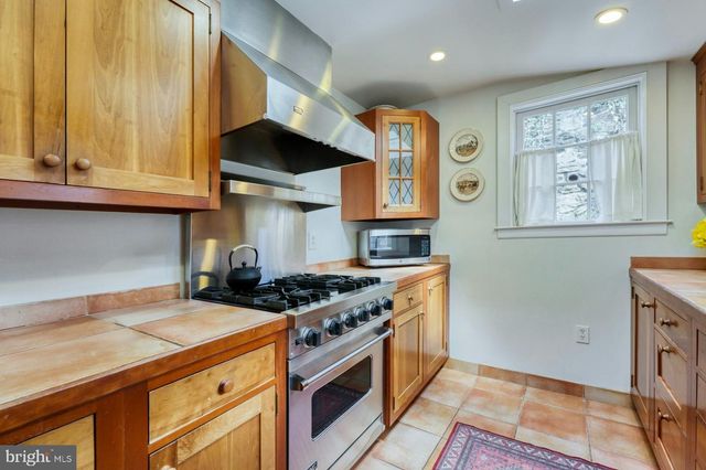 40162 MAIN ST, Waterford, VA 20197