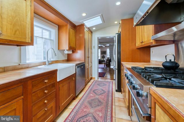 40162 MAIN ST, Waterford, VA 20197