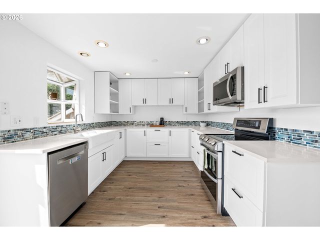 22 Nw CEDAR Ave, Warrenton, OR 97146