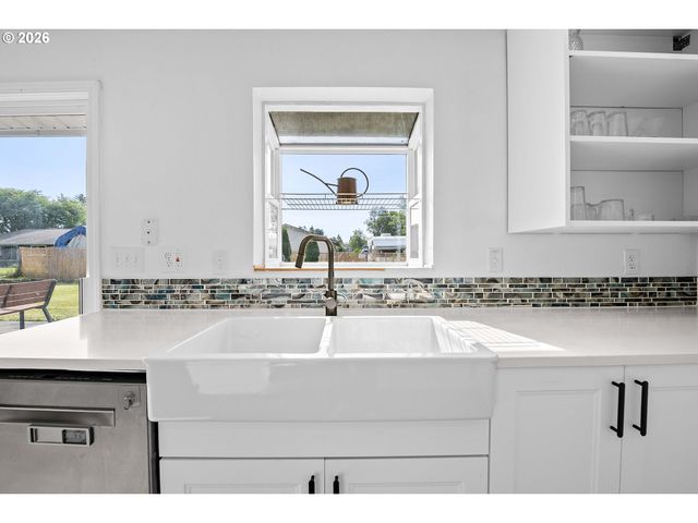 22 Nw CEDAR Ave, Warrenton, OR 97146