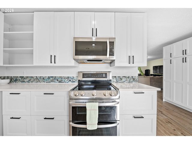 22 Nw CEDAR Ave, Warrenton, OR 97146