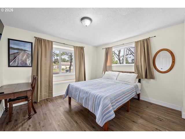 22 Nw CEDAR Ave, Warrenton, OR 97146