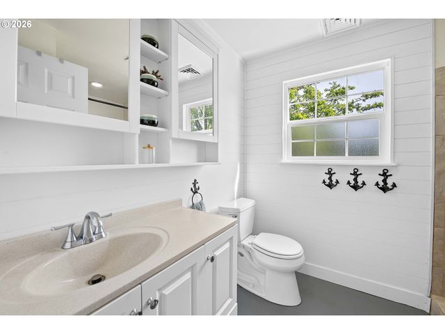 22 Nw CEDAR Ave, Warrenton, OR 97146