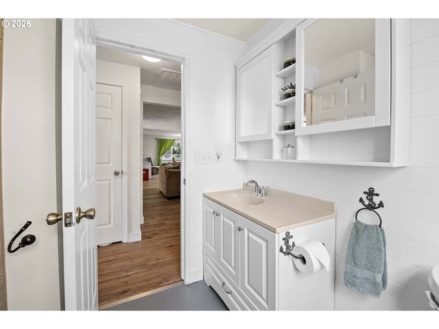22 Nw CEDAR Ave, Warrenton, OR 97146