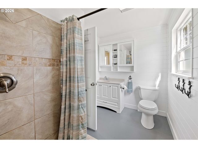 22 Nw CEDAR Ave, Warrenton, OR 97146