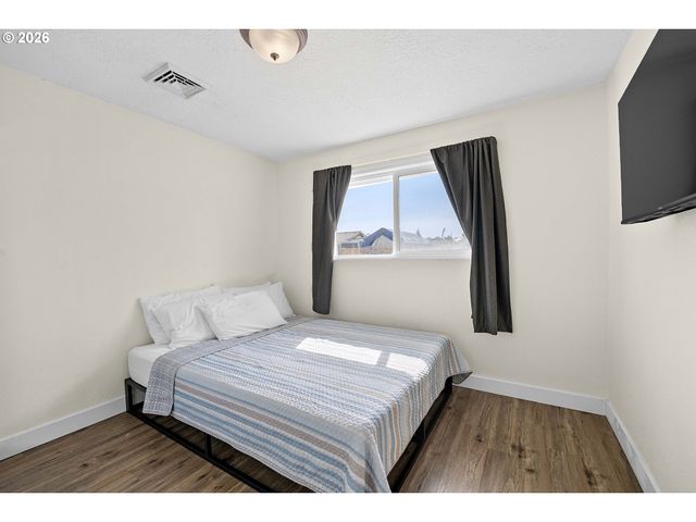22 Nw CEDAR Ave, Warrenton, OR 97146