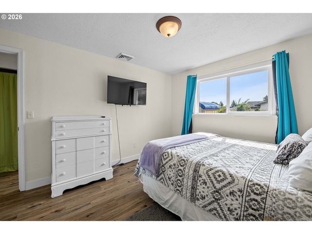 22 Nw CEDAR Ave, Warrenton, OR 97146