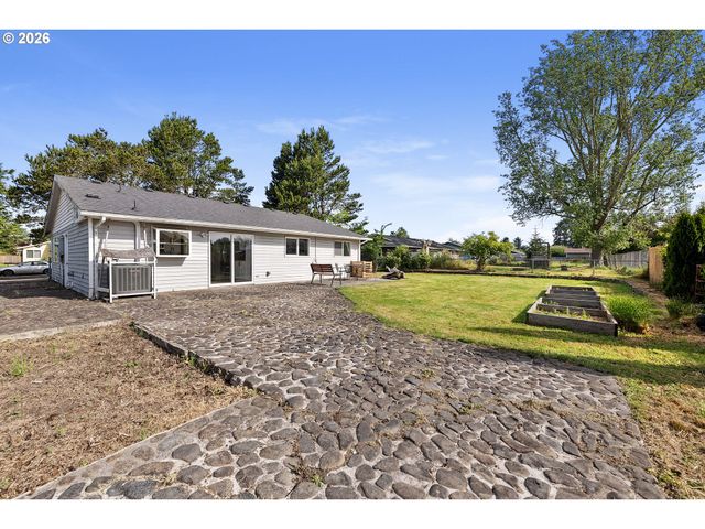 22 Nw CEDAR Ave, Warrenton, OR 97146