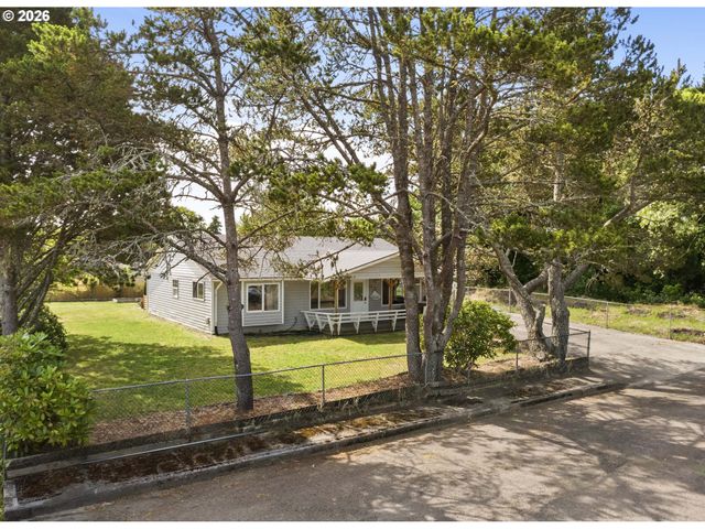 22 Nw CEDAR Ave, Warrenton, OR 97146