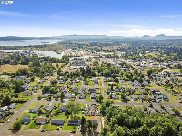 22 Nw CEDAR Ave, Warrenton, OR 97146