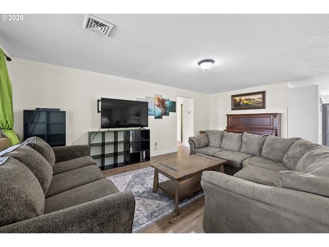 22 Nw CEDAR Ave, Warrenton, OR 97146