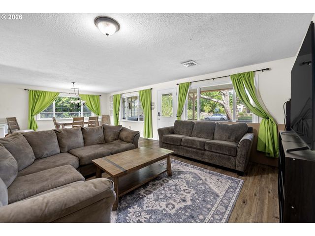 22 Nw CEDAR Ave, Warrenton, OR 97146