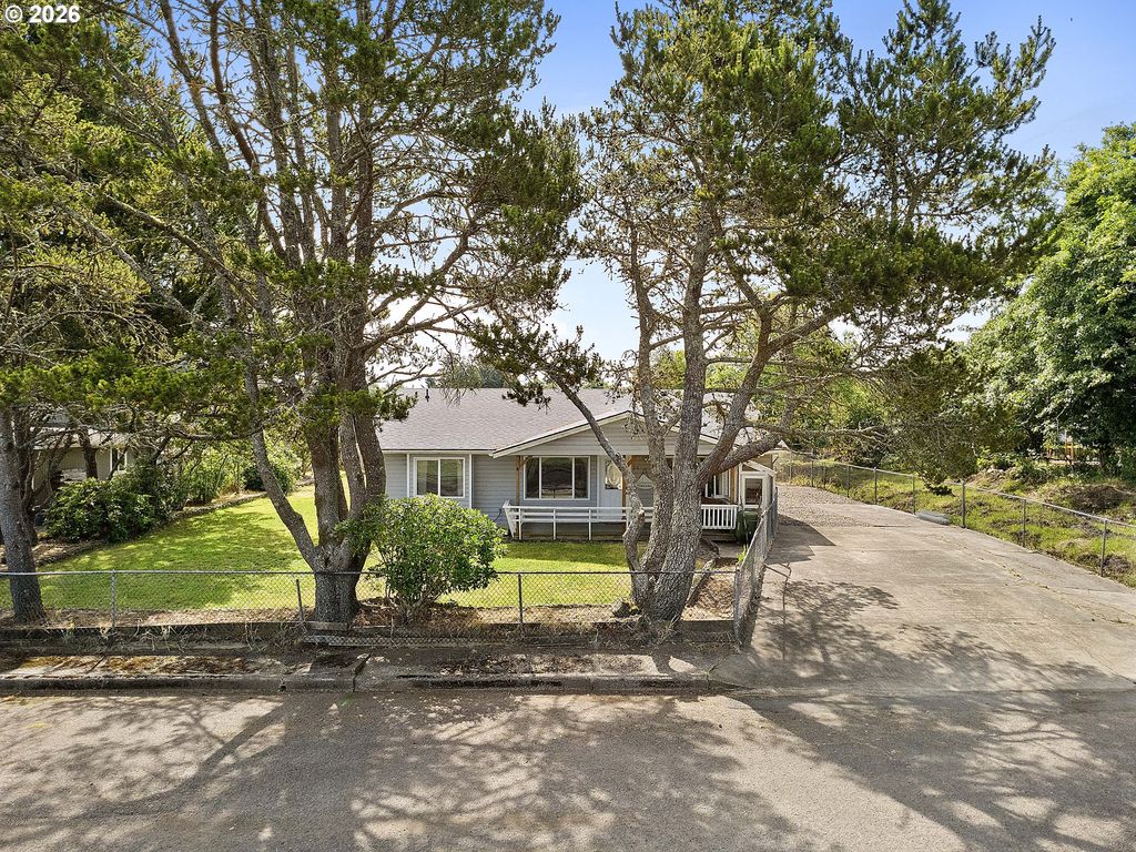 22 Nw CEDAR Ave, Warrenton, OR 97146