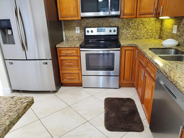 2460 NE 215th Street, Miami, FL 33180