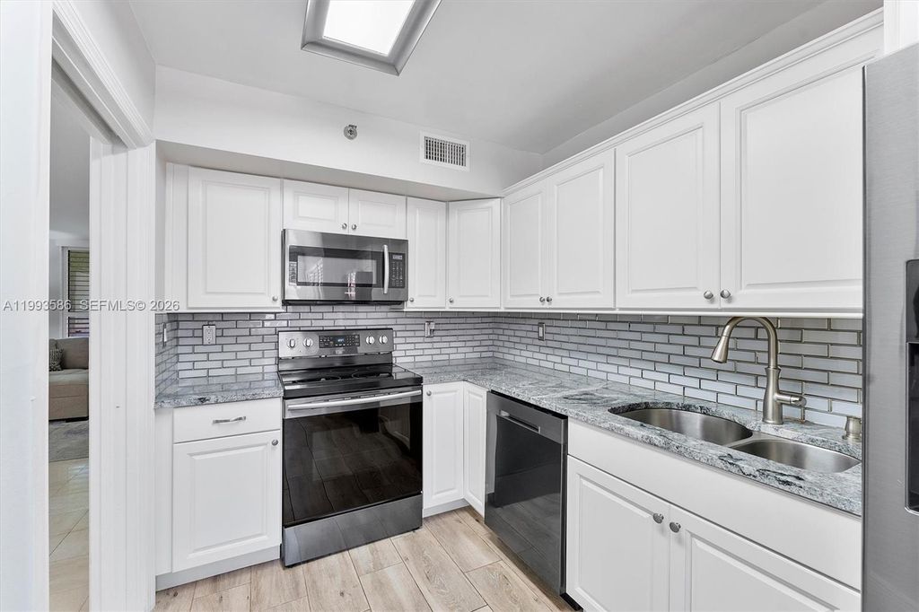 Image 8 of property listing at 7225 Promenade Dr 102, Boca Raton, FL 33433