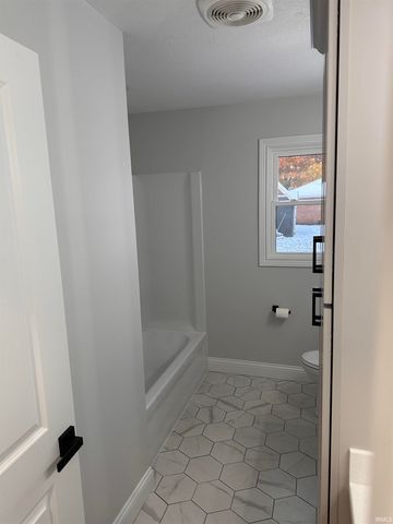 1305 N Greenbriar Road, Muncie, IN 47304