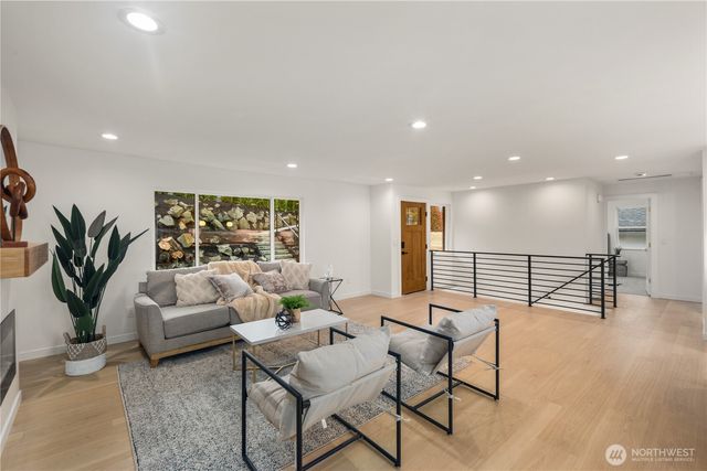 2518 36th Avenue W, Seattle, WA 98199